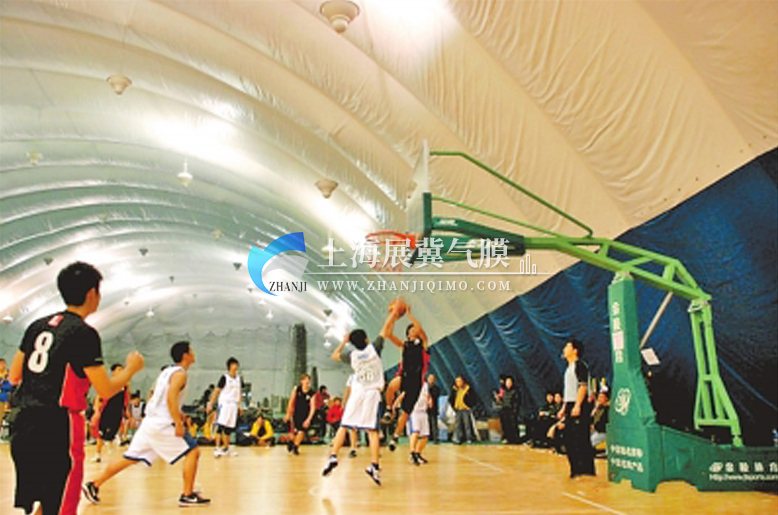 气膜篮球馆宽敞的运动空间